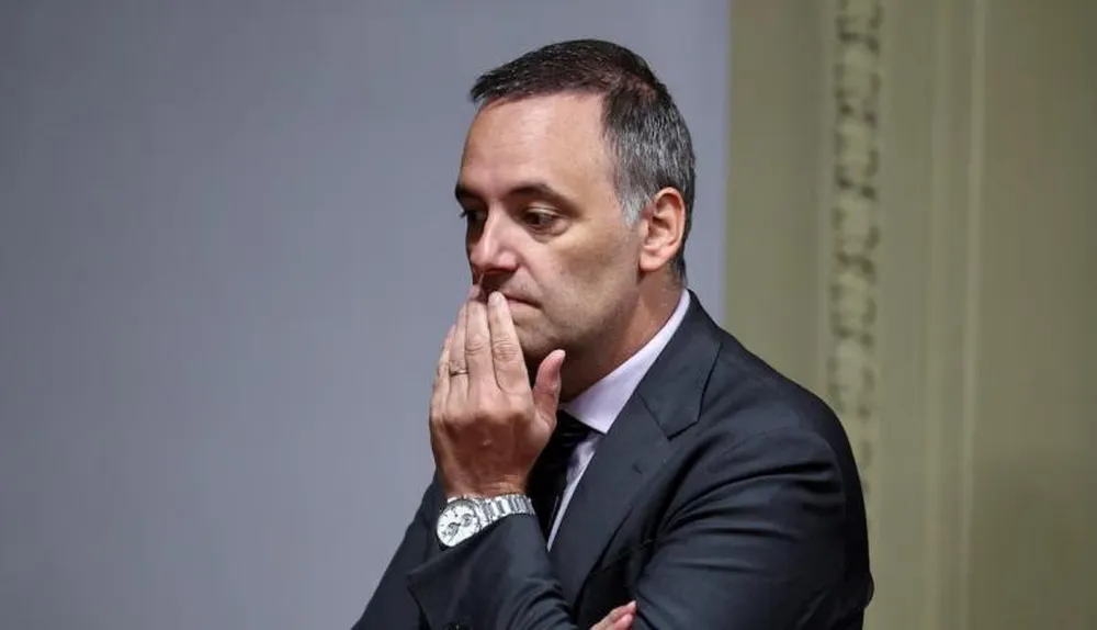 ADORNI: aparecen mas vuelos y peligra su permanencia en el Gabiente