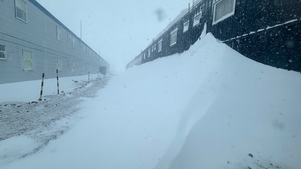 Las nevadas obligaron a replegar personal y reforzar la logística minera en la cordillera