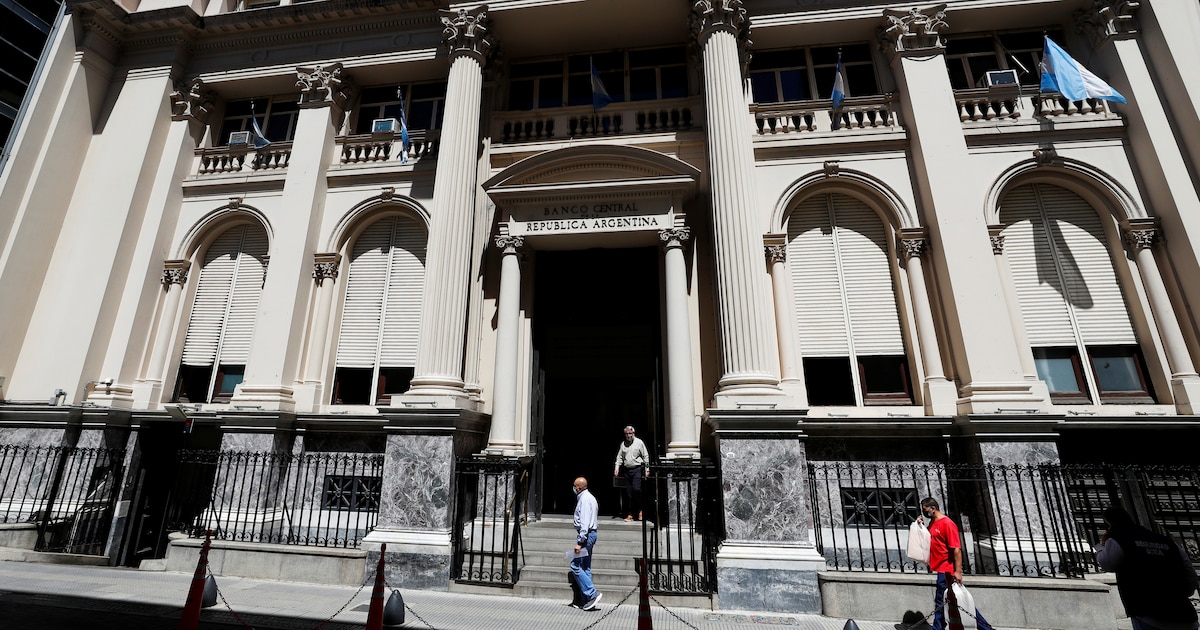 El BCRA advirtió por Medio Oriente, las barreras comerciales y la deuda global