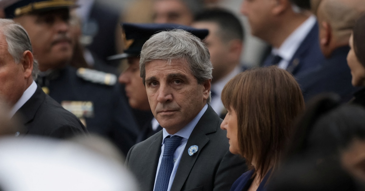 La inflación de julio y otra búsqueda de dólares ponen a Caputo ante una semana clave