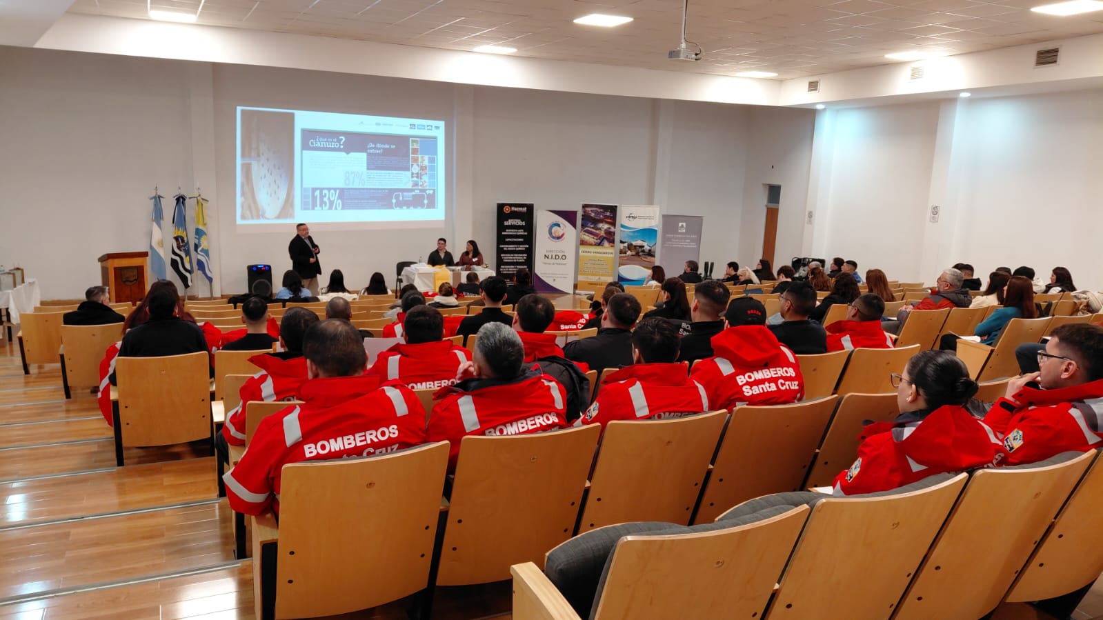Cerro Vanguardia reunió a 70 especialistas para entrenar respuestas ante emergencias químicas