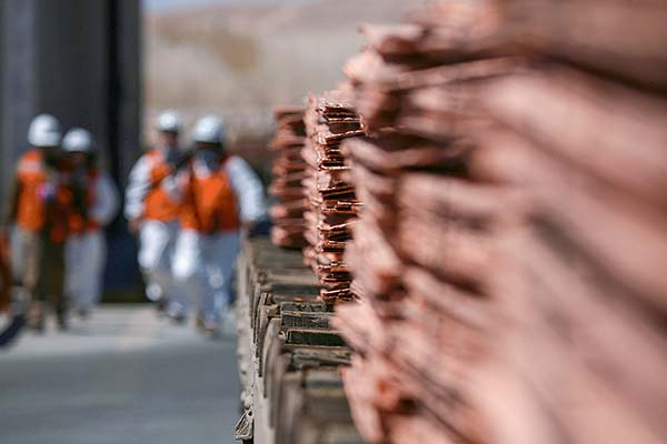 Cochilco elevó el precio del cobre y proyectó un superávit mundial acotado hasta 2027