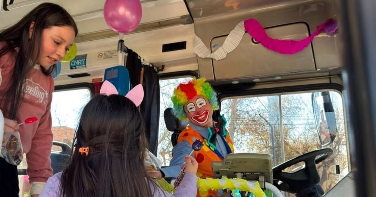 Un chofer convirtió la línea 123 en una celebración y volvió visible el valor del trato cotidiano