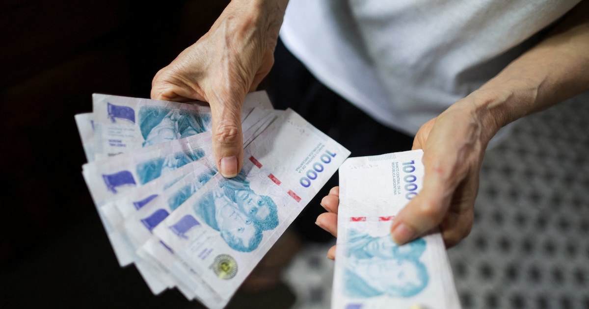 El salario privado formal perdió frente a la inflación y cayó por debajo de noviembre de 2023