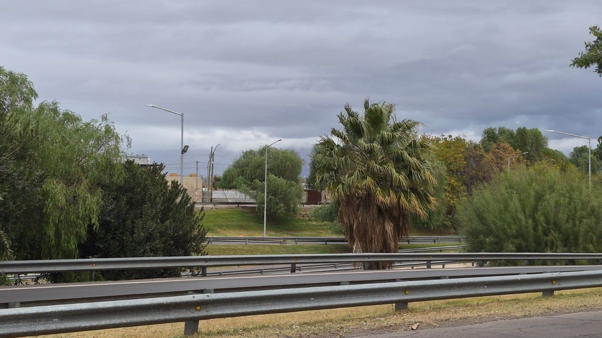 San Juan quedó bajo alerta por viento sur y el frío seguirá durante el domingo