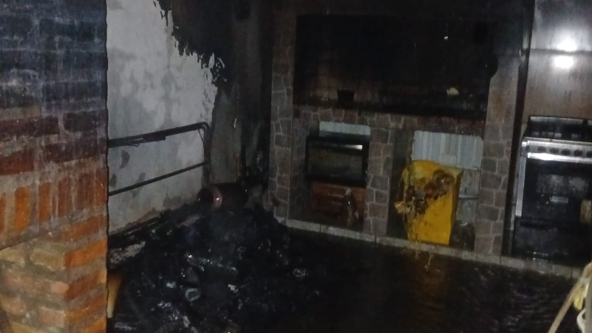 Un incendio destruyó una vivienda de Ullum y reabrió la alerta por las brasas mal apagadas